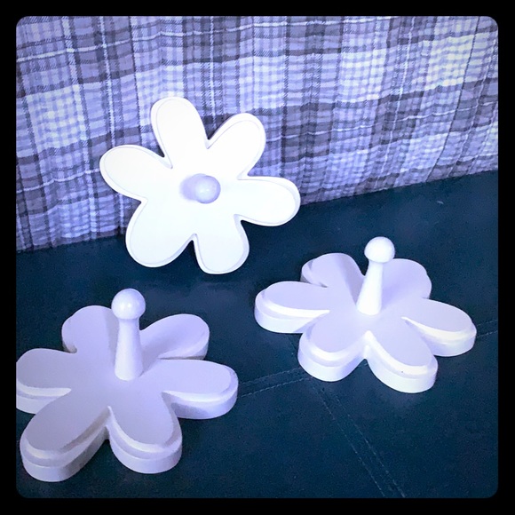 Flower shaped wall hooks